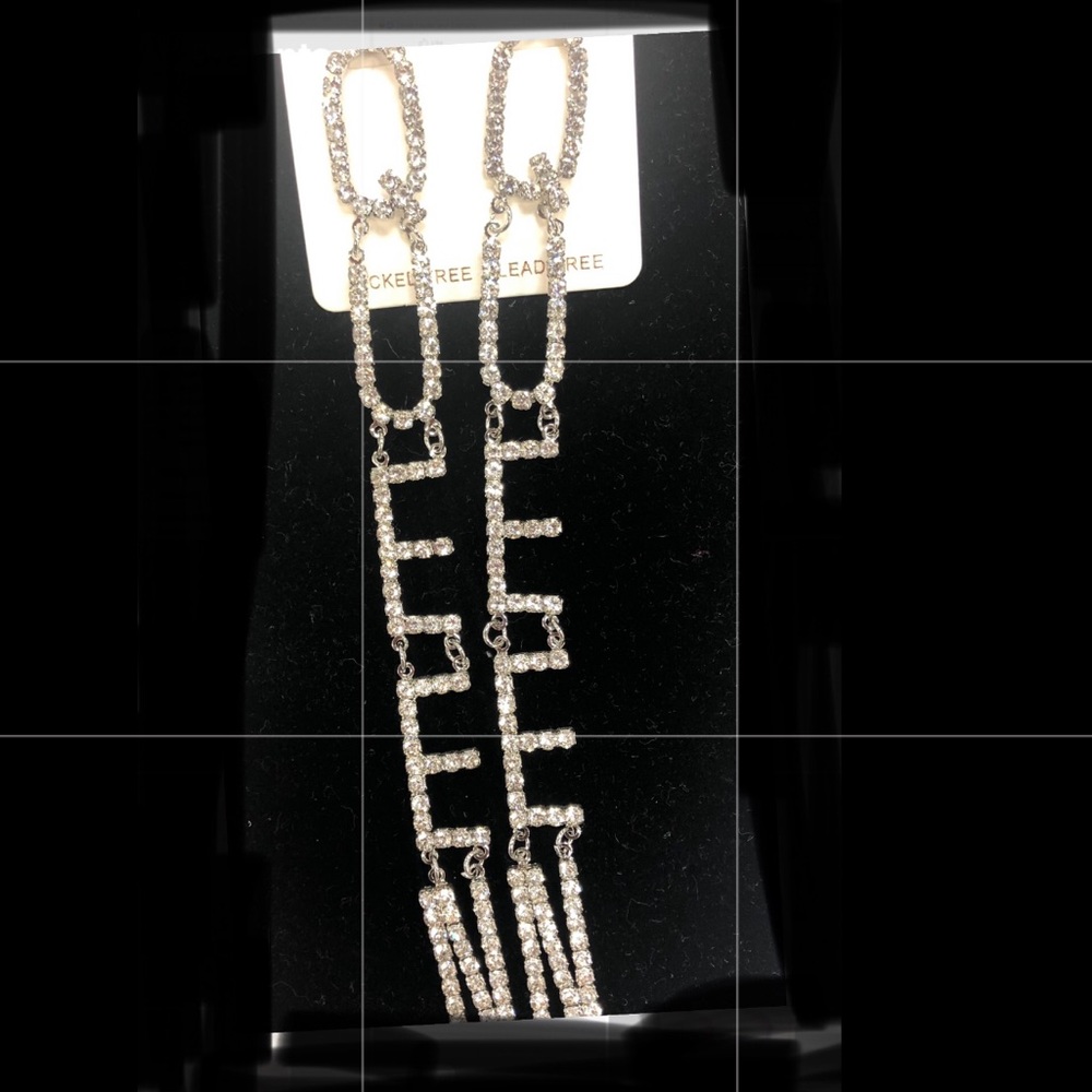 Queen drop earring in gold, post back